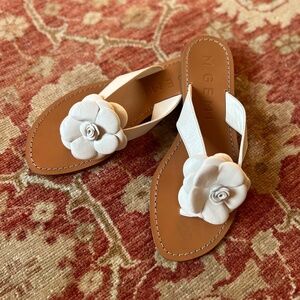 M Gemi Medio Fiore Flower Detailing Leather Sandals